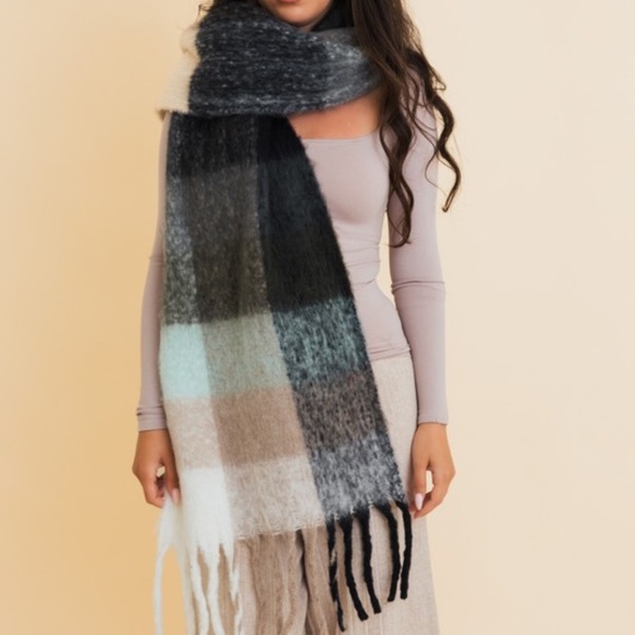 Cozy Multicolor Brushed Fabric Checkered Plaid Tassel Blanket scarf - Picture 3 of 4